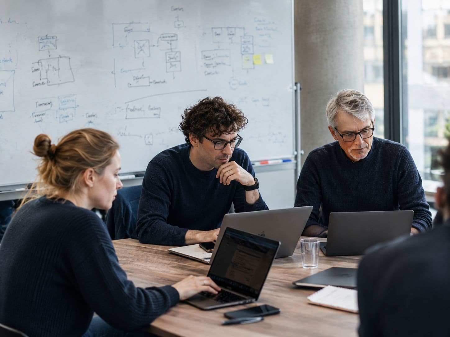Entwicklerteam arbeitet gemeinsam bei einem Hackathon
